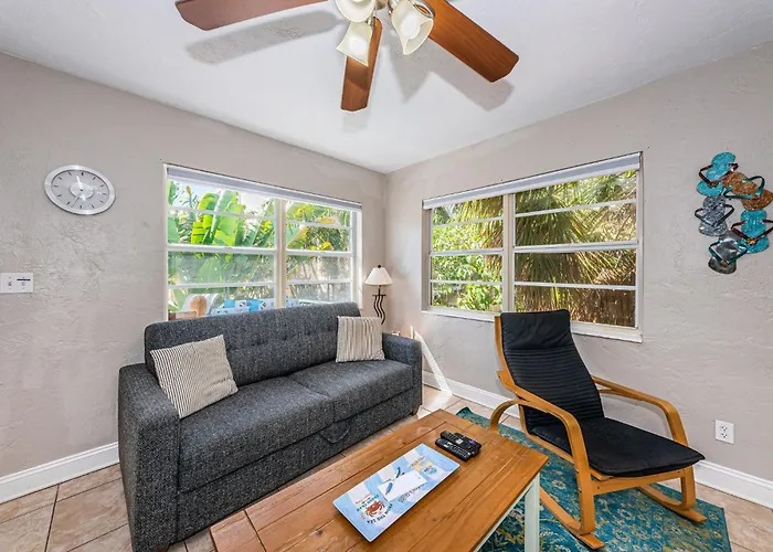 Apartment Tropical Blue Water Beachside 7