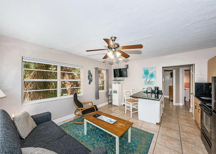 Apartment Tropical Blue Water Beachside 7